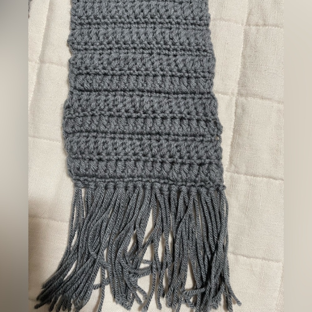Handmade grey scarf - Picture 2 of 3